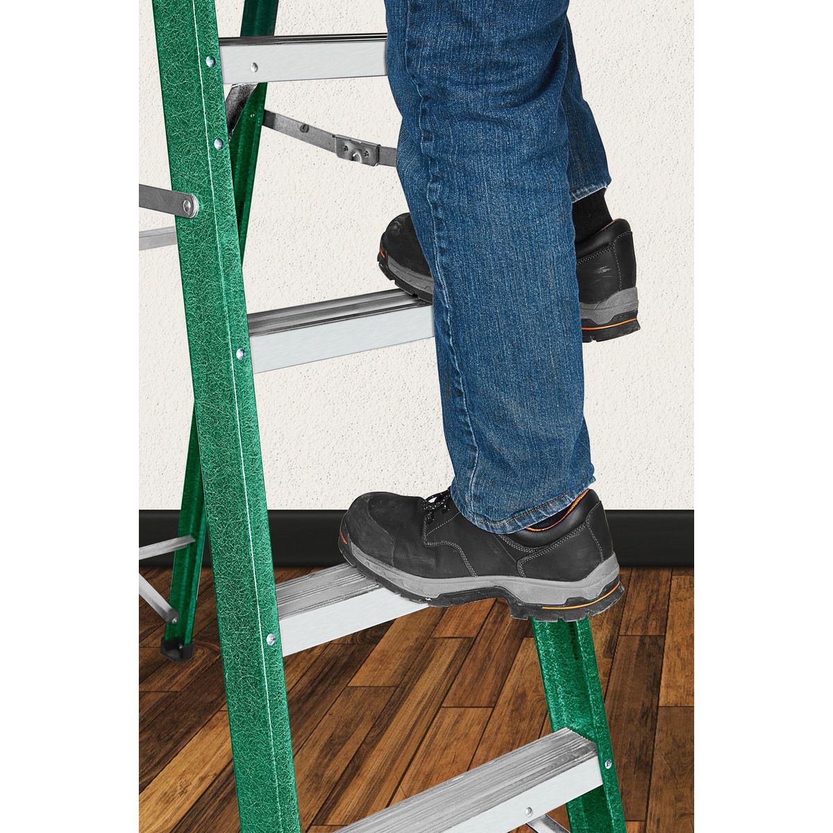 6 ft. Fiberglass Stepladder W649413