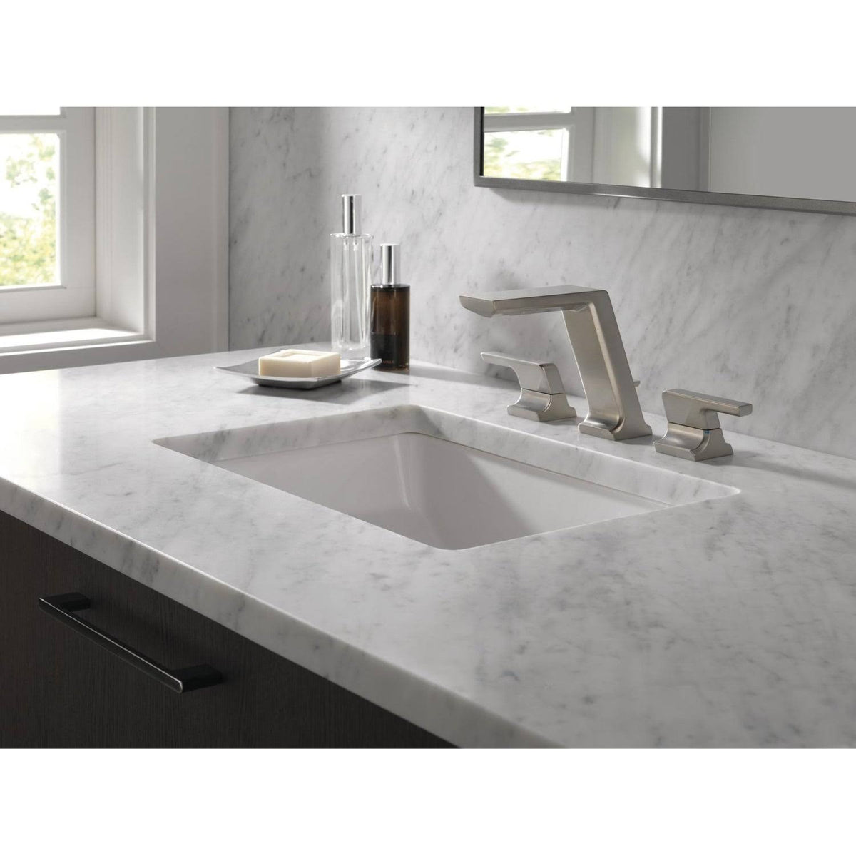Two Handle Widespread Bathroom Faucet Chrome B338201